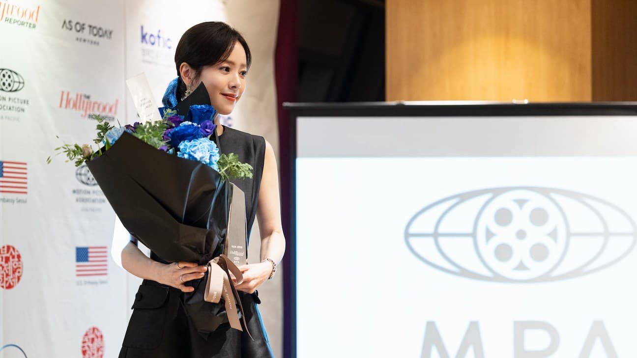 Han Ji-min Honored for "The Koreans" at Busan